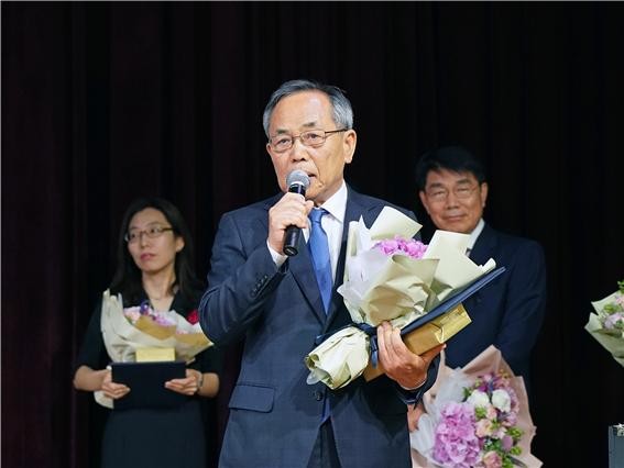 C&R Research CEO MoonTae Yoon Receives Award Of Recognition By The Minister Of Health And Welfare